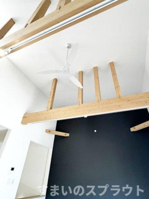 【居間・リビング】 | 南区川沿1-6タウンハウス | 吹抜けのシーリングファン