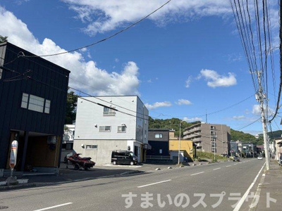 【周辺】 | 南区川沿1-6タウンハウス | 前面は道道82号線・バス停が目の前