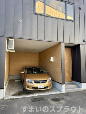 【駐車場】 | 南区川沿1-6タウンハウス | 車庫高さ2.9ｍ×幅3ｍ