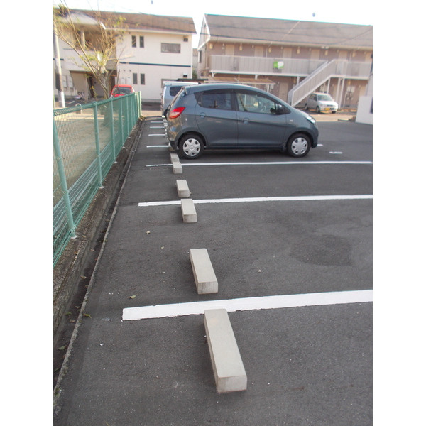 サンエミネントの駐車場