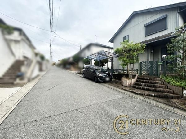 香芝市旭ケ丘４丁目　一戸建の前面道路含む現地写真|前面道路約６ｍでお車の出し入れも楽々！
