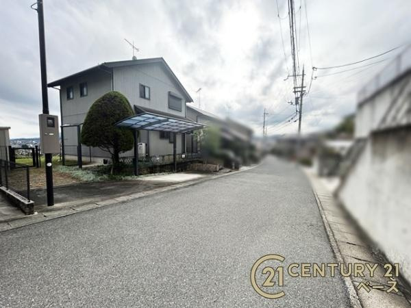 香芝市旭ケ丘４丁目　一戸建の前面道路含む現地写真|スーパーなど商業施設が徒歩圏内に近接しています。