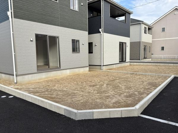 碧南市相生町第1　全7棟・5号棟の庭|ウッドデッキやBBQ。想像が膨らむお庭