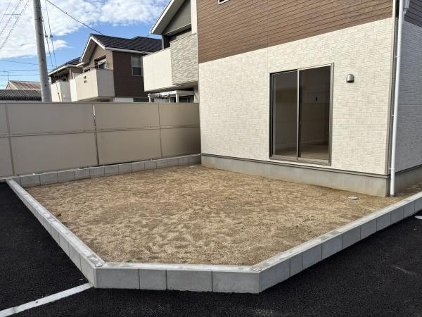 碧南市相生町第1　全7棟・8号棟の庭|ウッドデッキやBBQ。想像が膨らむお庭