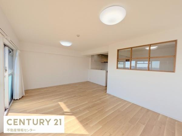 【居間・リビング】 | 天王寺パークヴィラ | 約17.3帖のリビングダイニングキッチン！
14階南向きバルコニーで陽当・眺望良好です！