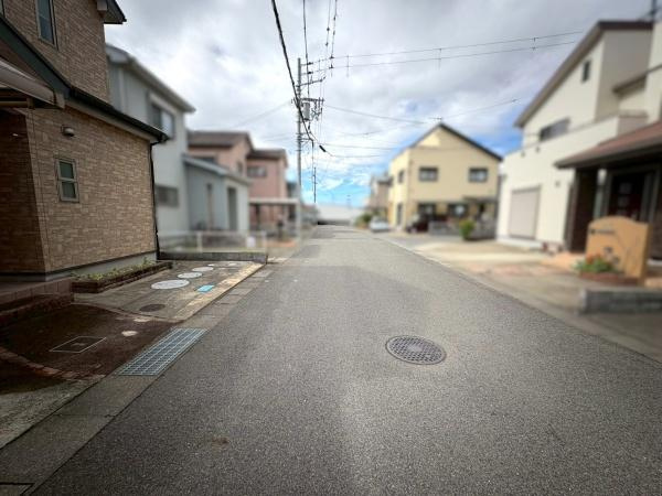 岩出市中黒　中古戸建の前面道路含む現地写真
