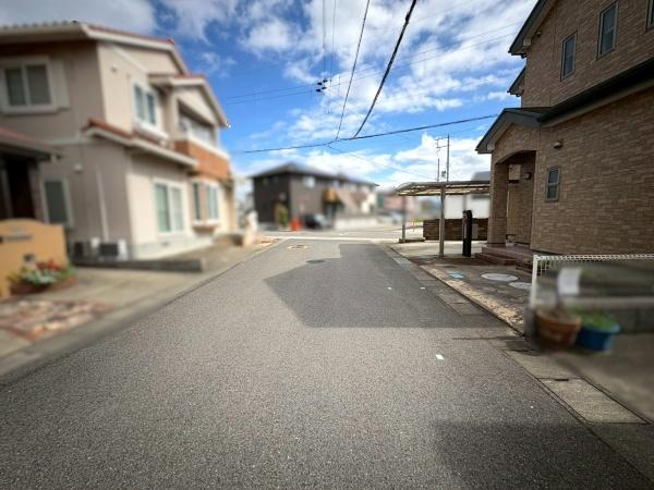 岩出市中黒　中古戸建の前面道路含む現地写真