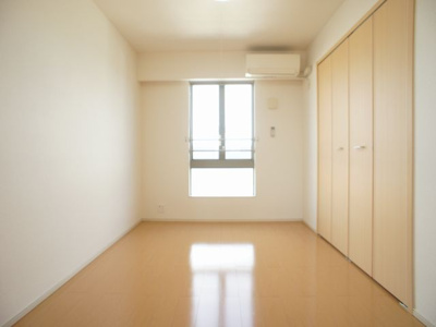 【寝室】 | リェス ドヴァリェーツ | 清潔感のあるきれいな洋間です♪