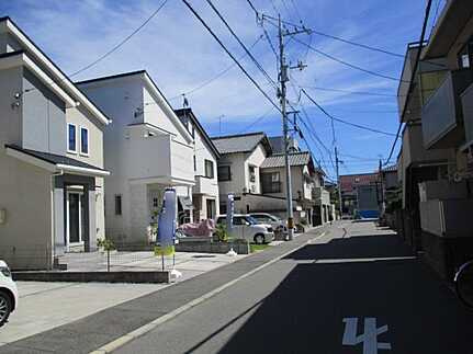 広島市佐伯区海老園２丁目　中古一戸建ての前面道路含む現地写真