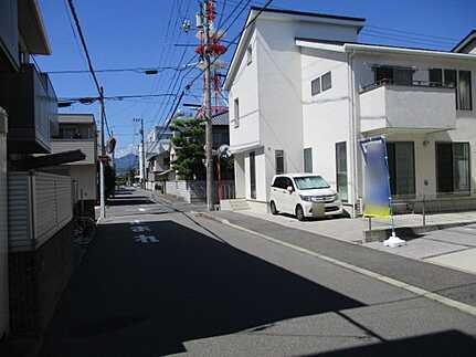 広島市佐伯区海老園２丁目　中古一戸建ての前面道路含む現地写真