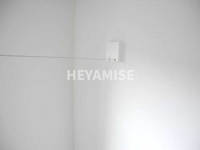 エルモーサ・トロワのその他|収納可能な室内物干し付き！　※同物件同室タイプの写真でございます※現況を優先します※