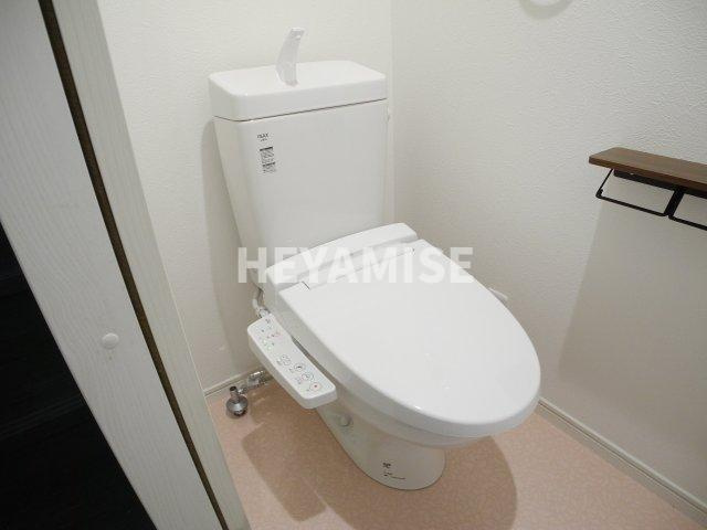 エルモーサ・トロワのトイレ|ペーパーホルダーにスマホが置けます!　※同物件同室タイプの写真でございます※現況を優先します※