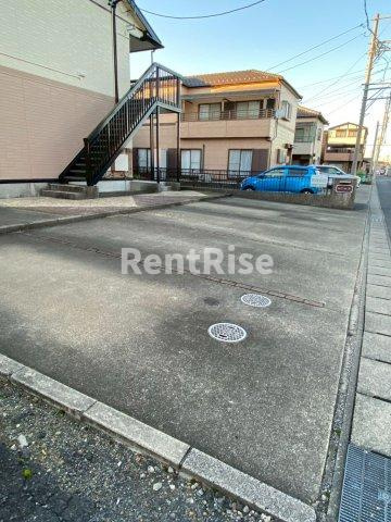 ラフィネ粧の駐車場