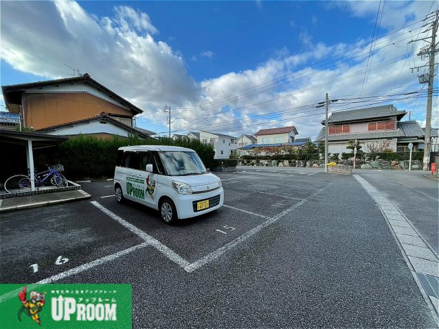 ラフィーネ Bの駐車場