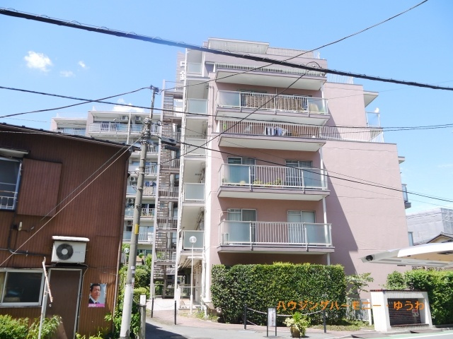 【外観】 | 中銀城北パークマンシオン | 敷地内で管理されている木々の色味との相性も良く上品でおしゃれな雰囲気を演出してくれます。