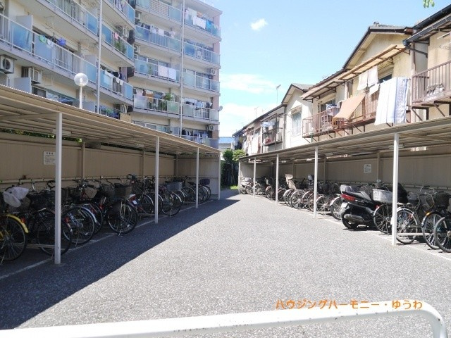 【その他共用部分】 | 中銀城北パークマンシオン | 屋根付きの駐輪場となっていますので、雨の日でも大切な自転車が濡れずに済みます。