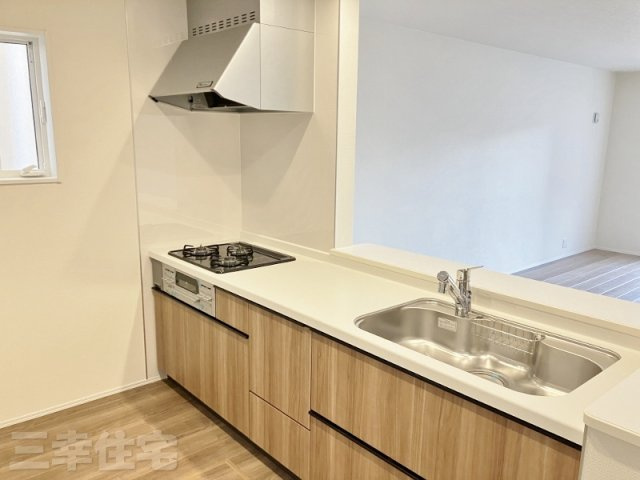 碧南市春日町のキッチン|キッチンから暖かな陽が差しこむリビングに向かってご家族の笑顔を見ながらお料理できる対面キッチンです♪