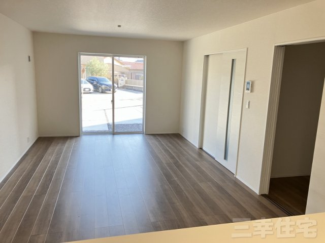 碧南市春日町の居間・リビング|南向きのリビングダニング19帖。家具の配置に困らない使い勝手のいいリビング♪