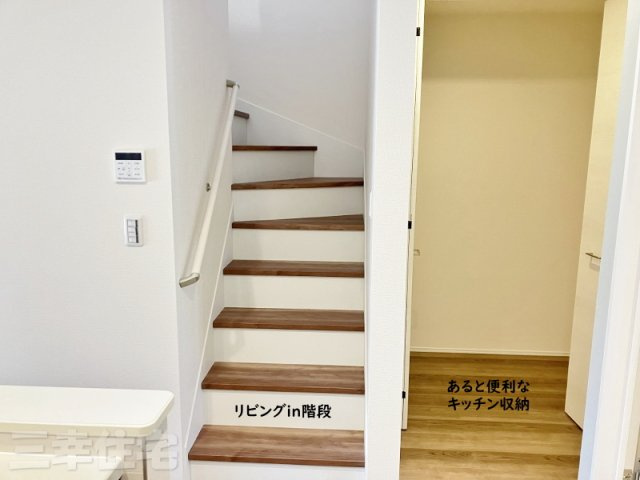 碧南市春日町の構造・工法・仕様|リビングイン階段、リビングが中心になるお住まい。キッチンに収納があるのでとっても便利です