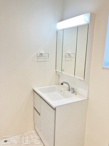 碧南市春日町の洗面所|十分な可動式収納棚も付いた見た目も美しく機能性に優れた使いやすい仕様です