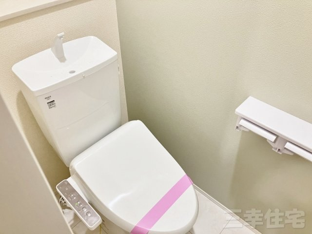 碧南市春日町のトイレ|1階2階に洗浄便座を標準装備しています。水量は従来品より約60%カットされていて経済的です