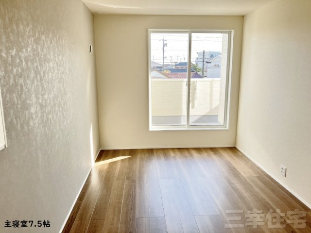 碧南市春日町の寝室|南向きで明るい主寝室7.5帖。