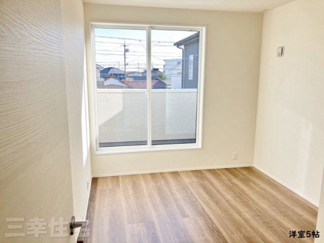 碧南市春日町の洋室|洋室5帖。このお部屋もバルコニーに面しています