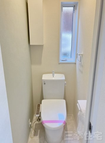 碧南市春日町のトイレ|2階シャワートイレ。寝ていても近くにあるから安心ね。大変便利な収納もあります