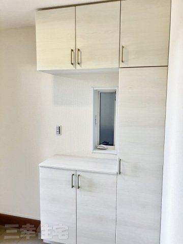 碧南市春日町の収納|住まいの顔玄関には、靴がたっぷり入るトール形の大容量収納ですっきりした玄関を実現しました！お好きな高さに調節できる可動棚、ブーツの収納もラクラクです♪