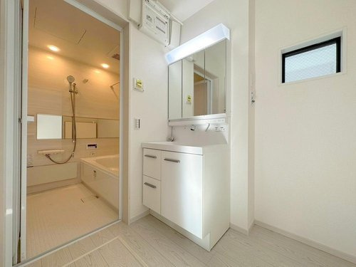 【KIS】国分寺市戸倉８期の洗面所|サニタリースペースには窓が備えられております。毎朝の身支度も、陽の光差し込む明るい空間で、快適にお使い頂けそうです。