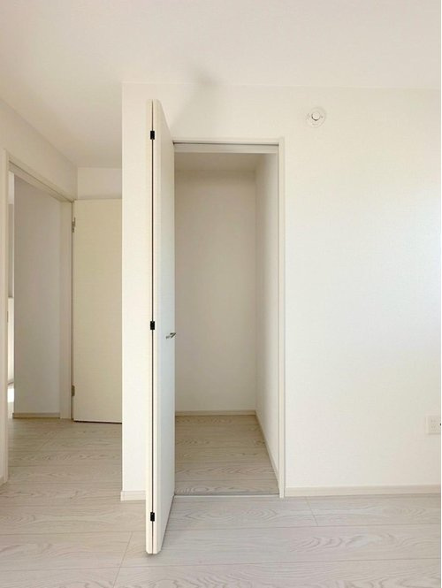 【KIS】国分寺市戸倉８期の洋室|ウォークインクローゼットには、衣類やカバンなど豊富に収納可能です　