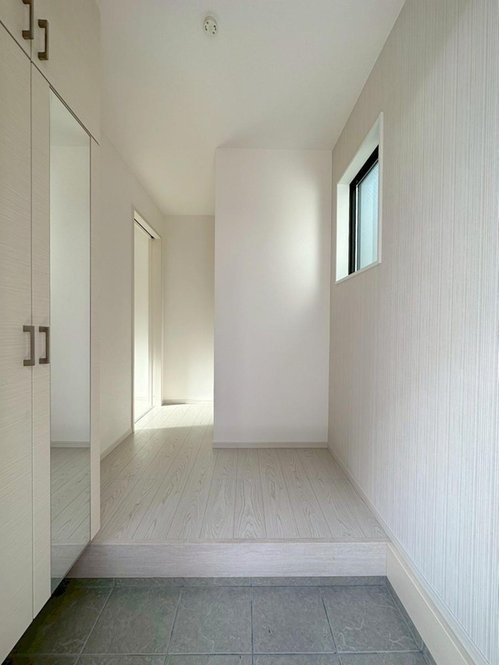 【KIS】国分寺市戸倉８期の玄関|ご家族が多いご家庭にはとても便利なたっぷり収納できるシューズボックス付きです。