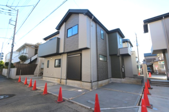 【KIS】国分寺市戸倉８期の外観|太陽光パネルを設置したZEH水準の高気密・高断熱住宅。家計に優しく、夏は涼しく冬は暖かい、一年を通して快適な暮らしを実現します。