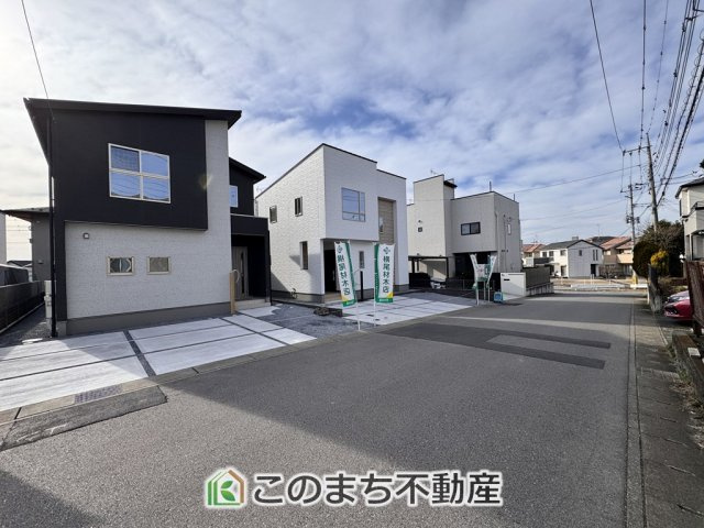 クライン宇都宮市平松第2期　2号棟の前面道路含む現地写真|前面道路は広々としてます！運転が苦手な方でもお車の出し入れ簡単で安心です☆
