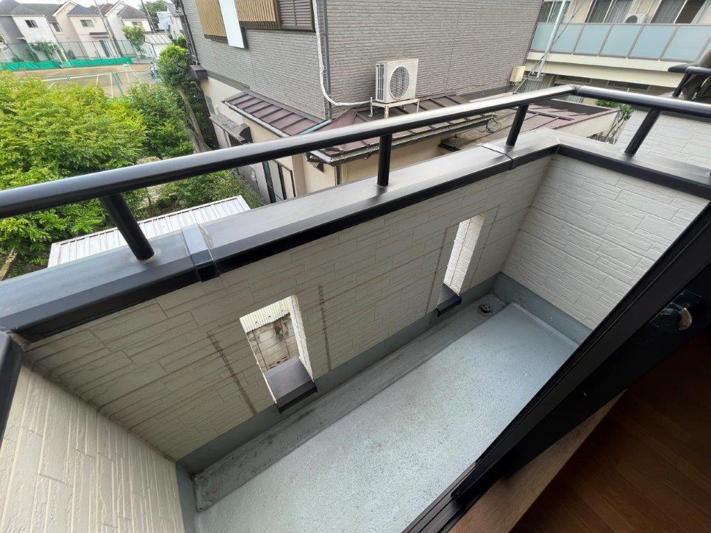 三鷹市井口１丁目のアパートのバルコニー