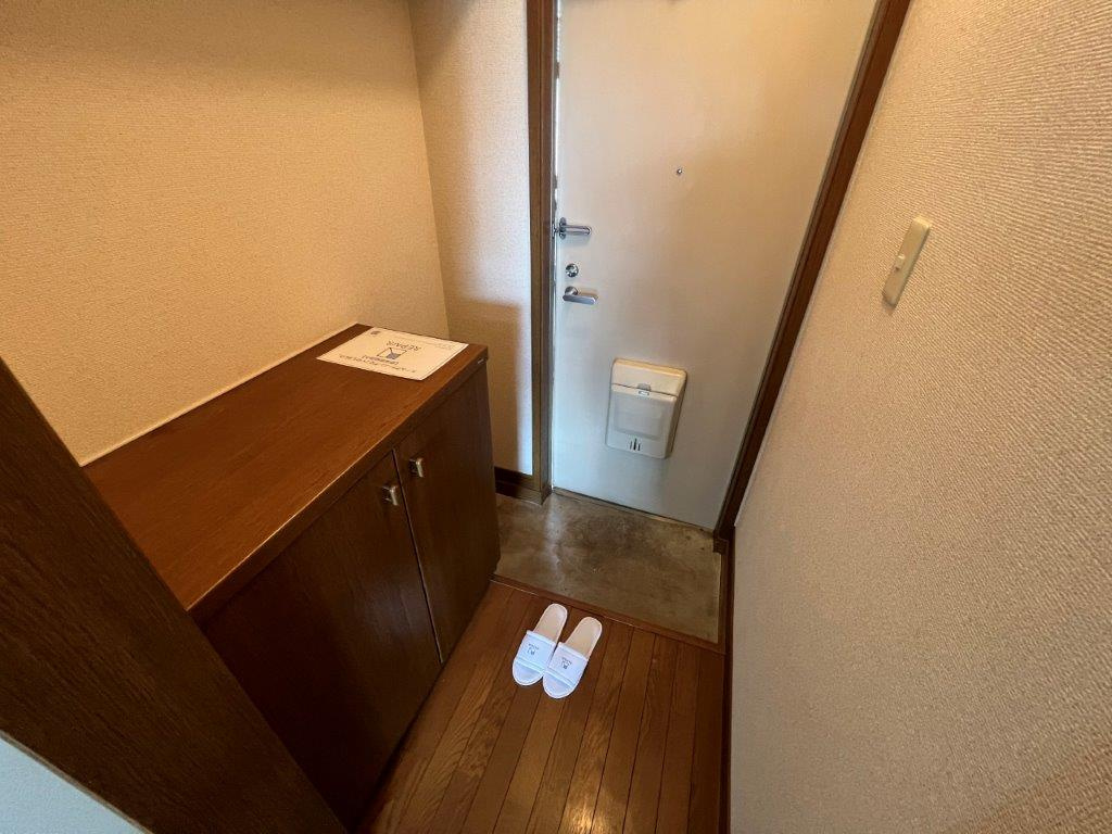 三鷹市井口１丁目のアパートの玄関