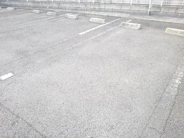 コンソラーレＢの駐車場