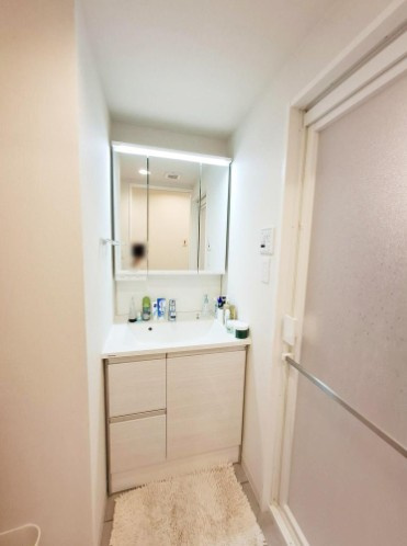 【独立洗面台】 | コープ野村大塚 | 洗髪洗面化粧台です。3面鏡が備わった洗面化粧台。ボウルとカウンターはお手入れのしやすい一体型です。