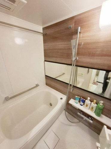 【浴室】 | コープ野村大塚 | 一日の疲れを癒すバスルームは、心地よいリラックスを叶える清潔感溢れる美しい空間です。