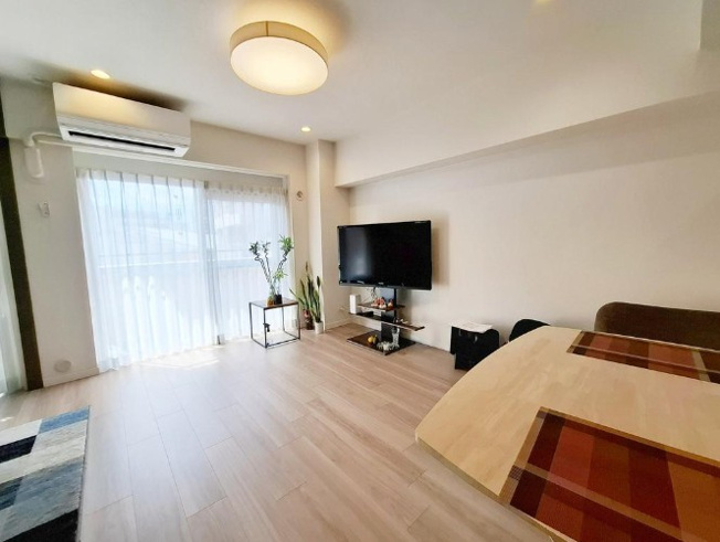 【居間・リビング】 | コープ野村大塚 | 光と風があふれる開放的なリビングダイニングには自然と家族みんなが集まってきます。