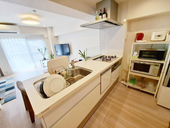 【キッチン】 | コープ野村大塚 | 家族の顔も見れて安心、対面式・浄水器付き３口コンロのシステムキッチンを採用！