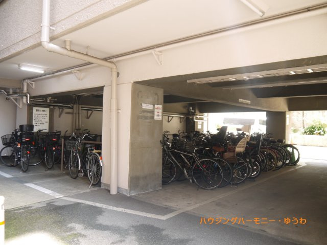 【駐車場】 | コープ野村大塚 | 屋根付きの駐輪場となっていますので、雨の日でも大切な自転車が濡れずに済みます。