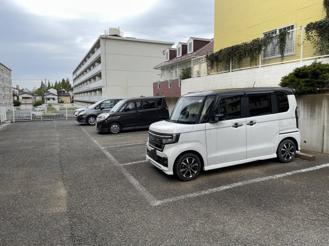ピュアコート参番館の駐車場