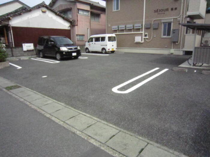 セジュール松本の駐車場