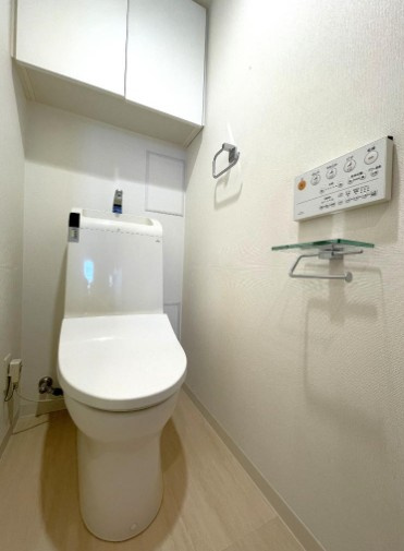 【トイレ】 | ロジュマンジャンティ椎名町 | 白を基調とした清潔感があるトイレ。温水洗浄便座付きです。