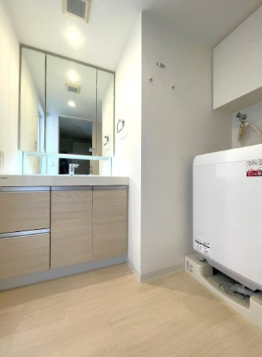 【独立洗面台】 | ロジュマンジャンティ椎名町 | 洗髪洗面化粧台です。3面鏡が備わった洗面化粧台。ボウルとカウンターはお手入れのしやすい一体型です。