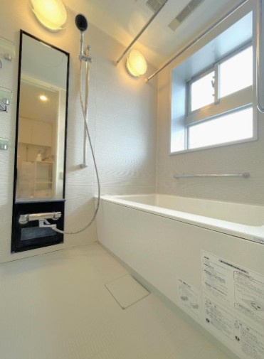 【浴室】 | ロジュマンジャンティ椎名町 | 一日の疲れを癒すバスルームは、心地よいリラックスを叶える清潔感溢れる美しい空間です。