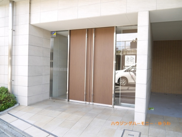 【その他共用部分】 | ロジュマンジャンティ椎名町 | お洒落なデザインが目を引く素敵なエントランス