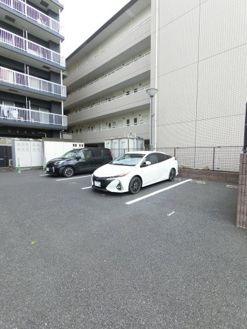GRASS SQUARE六番館の駐車場
