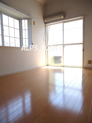 【居間・リビング】 | ヒルサイドハウス平楽 | 開口部の大きい明るい室内